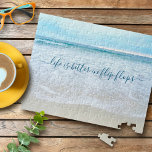 California Beach Waves Het leven is beter in Flip  Legpuzzel<br><div class="desc">"Het leven is beter in teenslippers." Ontspan je terwijl je je herinnert hoe de golven in en uit gaan. Breedte, verken en geniet van de eenzaamheid van een leeg Californische strand wanneer je aan deze verbluffende, pastelblauwe en witte oceaan werkt voor de fotografische puzzel. Het is een geweldig cadeau! Komt...</div>