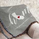 California Home State Persoonlijk Deken<br><div class="desc">Show een beetje trots op de thuisstaat met deze schattige, rotsgrijze deken met "thuis" in een wit kalligrafiescript met een silhouetekaart van de staat Californië die voor de letter "O." staat. Een roze hartillustratie in de staatskaart voltooit het ontwerp; u kunt de positie van het hart in uw thuisstad veranderen...</div>
