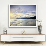 California Paarse Sunset Foto geniet van elk momen Poster<br><div class="desc">"Geniet van elk moment." Dit dramatische kustlandschap van Pismo Beach, Californië, breed, pristine, zandstrand, dat dicht bij zonsondergang wordt genomen, zorgt voor vrede en eenzaamheid. Hier vindt u de surfers die wachten op de perfecte golf evenals de kleine vogels die op hun avondsnack zoeken. Ik waardeer alle goede dingen in...</div>