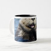California Sea Otter Enhydra lutris grooms Tweekleurige Koffiemok (Voorkant links)