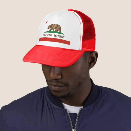 California State Flag Trucker Hat (rood) Trucker Pet (In situ)