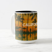 California Sunset Mug – Tropical Beach Vibes with  Tweekleurige Koffiemok (Voorkant links)