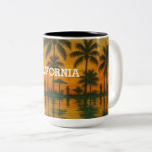 California Sunset Mug – Tropical Beach Vibes with  Tweekleurige Koffiemok (Voorkant rechts)