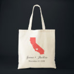 California Wedding Welkom Tote Bag<br><div class="desc">Welkom uit de stadsuittrouwgasten met een tas vol snacks en een persoonlijke behandeling met de staat waar je gaat trouwen, de bruid- en bruinnamen en de trouwdatum. Klik op Aanpassen om het hart te verplaatsen naar elke stad of locatie op de staatskaart. Gebruik de ontwerphulpmiddelen om de monogram tekstdoopvonten en...</div>