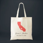 California Wedding Welkom Tote Bag<br><div class="desc">Welkom uit de stadsuittrouwgasten met een tas vol snacks en een persoonlijke behandeling met de staat waar je gaat trouwen, de bruid- en bruinnamen en de trouwdatum. Klik op Aanpassen om het hart te verplaatsen naar elke stad of locatie op de staatskaart. Gebruik de ontwerphulpmiddelen om de monogram tekstdoopvonten en...</div>