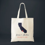 California Wedding Welkom Tote Bag<br><div class="desc">Welkom uit de stadsuittrouwgasten met een tas vol snacks en een persoonlijke behandeling met de staat waar je gaat trouwen, de bruid- en bruinnamen en de trouwdatum. Klik op Aanpassen om het hart te verplaatsen naar elke stad of locatie op de staatskaart. Gebruik de ontwerphulpmiddelen om de monogram tekstdoopvonten en...</div>
