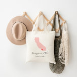 California Wedding Welkom Tote Bag<br><div class="desc">Welkom uit de stadsuittrouwgasten met een tas vol snacks en een persoonlijke behandeling met de staat waar je gaat trouwen, de bruid- en bruinnamen en de trouwdatum. Klik op Aanpassen om het hart te verplaatsen naar elke stad of locatie op de staatskaart. Gebruik de ontwerphulpmiddelen om de monogram tekstdoopvonten en...</div>