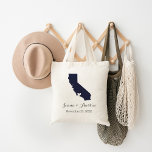 California Wedding Welkom Tote Bag<br><div class="desc">Welkom uit de stadsuittrouwgasten met een tas vol snacks en een persoonlijke behandeling met de staat waar je gaat trouwen, de bruid- en bruinnamen en de trouwdatum. Klik op Aanpassen om het hart te verplaatsen naar elke stad of locatie op de staatskaart. Gebruik de ontwerphulpmiddelen om de monogram tekstdoopvonten en...</div>