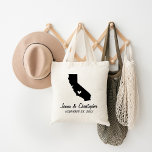 California Wedding Welkom Tote Bag<br><div class="desc">Welkom buiten de stad bruiloft gasten met een tas vol snacks en traktaties gepersonaliseerd met de staat waar je gaat trouwen en de namen en trouwdatum van de bruid en bruidegom. Klik op Aanpassen om het hart te verplaatsen naar het shows van elke stad of locatie op de staatskaart. Een...</div>