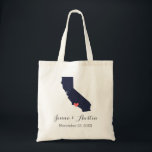 California Wedding Welkom Tote Bag<br><div class="desc">Welkom uit de stadsuittrouwgasten met een tas vol snacks en een persoonlijke behandeling met de staat waar je gaat trouwen, de bruid- en bruinnamen en de trouwdatum. Klik op Aanpassen om het hart te verplaatsen naar elke stad of locatie op de staatskaart. Gebruik de ontwerphulpmiddelen om de monogram tekstdoopvonten en...</div>