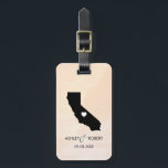 Californië Kaart Bruiloft Bagagelabel, de naam van Bagagelabel<br><div class="desc">Deze staatsbagagelabels maken de perfecte trouwcadeautjes labels of welkome tas labels. Stropdas het aan je cadeau in plaats van een typisch label voor papieren cadeaus, en ze kunnen het nog maanden en jaren gebruiken. Labels hebben een perzikabrikozenachtergrond. Om het hart bij de trouwplaats te plaatsen, gebruik de "pas verder"optie aan....</div>