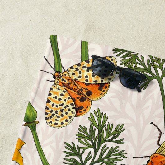 Californië klaprozen en motten op off white 2 strandlaken (In situ)