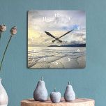 Californië Pismo Beach Dramatische Cloud Sunset Fo Vierkante Klok<br><div class="desc">Dit dramatische kustlandschap van Pismo Beach, Californië, breed, pristine, zandstrand, dat dicht bij zonsondergang wordt genomen, zorgt voor vrede en eenzaamheid. Hier vindt u de surfers die wachten op de perfecte golf evenals de kleine vogels die op hun avondsnack zoeken. Herhaal herinneringen aan de zomer telkens wanneer je de tijd...</div>