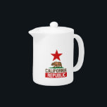 Californië Theepot<br><div class="desc">Het vlaggenontwerp van de staatsvlag van Californië wordt hier herzien op dit fijne douanecadeauidee met een grotere levendige rode ster geaccentueerd decor. Gebruik de verbinding "Vraag deze Ontwerper"om ons met uw speciale ontwerpverzoeken of voor wat hulp met om het even welke behoeften van uw aanpassingsproject te contacteren.</div>