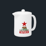 Californië Theepot<br><div class="desc">Het vlaggenontwerp van de staatsvlag van Californië wordt hier herzien op dit fijne douanecadeauidee met een grotere levendige rode ster geaccentueerd decor. Gebruik de verbinding "Vraag deze Ontwerper"om ons met uw speciale ontwerpverzoeken of voor wat hulp met om het even welke behoeften van uw aanpassingsproject te contacteren.</div>