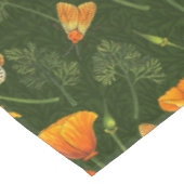 Californische papavers en motten op donkergroen tafelkleed (Gekanteld)