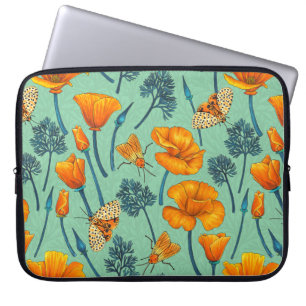 Californische papavers en motten op jade laptop sleeve