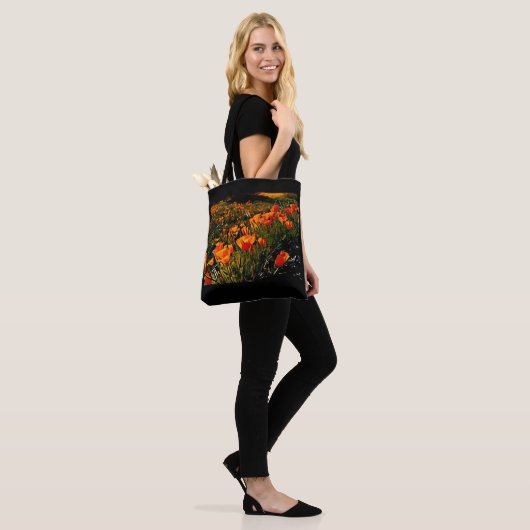 Californische papavers / Oranje bloemen / wilde bl Tote Bag (Op model)