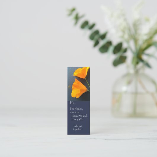 Californische poppies op blauwe achtergrond mini visitekaartje (Staand voorkant)