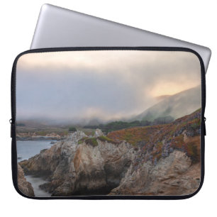 Californische rotsachtige kustlijn bij zonsopgang laptop sleeve