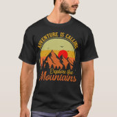 Call to Adventure beroemd gemaakt door Mountain Su T-shirt (Voorkant)