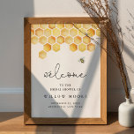 CALLA Honey Bee Vrijgezellenfeest Welkom Poster<br><div class="desc">Het buzz-worthy Calla Collectie is speciaal ontworpen voor uw bee-thema evenement! Met zijn betoverende waterverf honingraat en delicaat druipende honing is dit collectie zo zoet als maar kan. Of u nu een schattig hommelfeest of een ander vrolijk baby shower plant, het Calla Collectie voegt een extra vleugje zoetheid toe, waardoor...</div>
