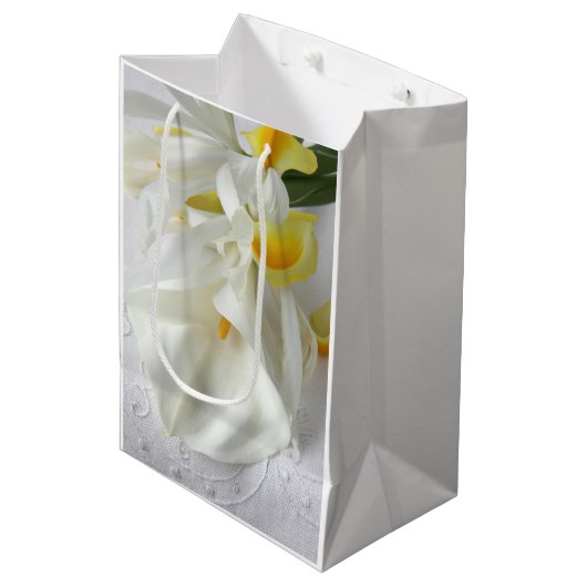 Calla-lelies en iris medium cadeauzakje (Voorkant Gekanteld)