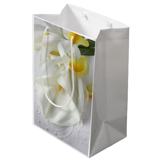 Calla-lelies en iris medium cadeauzakje (Achterkant Gekanteld)