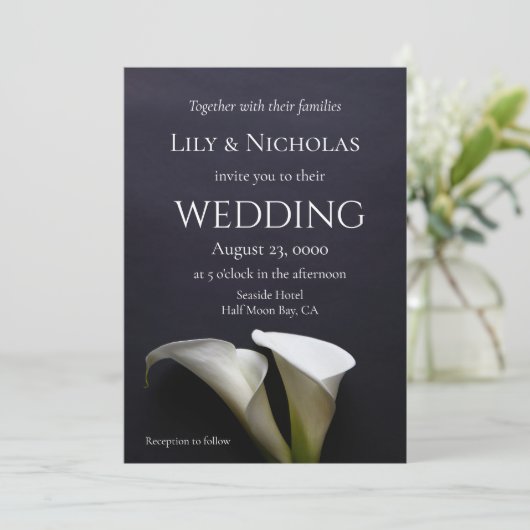Calla leugens op een donkere achtergrond bruiloft kaart (Staand voorkant)