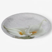 Calla-leugens op getextureerde achtergrond papieren bordje (Gekanteld)