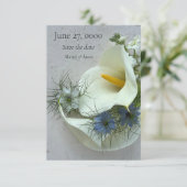 Calla liegt met blauwe nigella save the date (Staand voorkant)