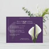 Calla Lilies Huwelijksuitnodiging op Paarse Kaart (Staand voorkant)