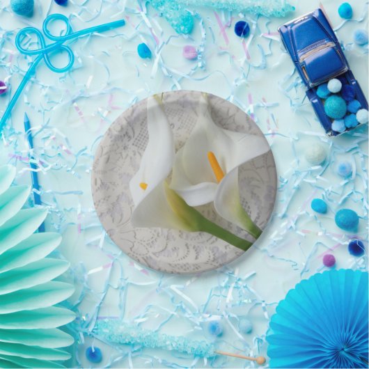 Calla lilies op witte texturen papieren bordje (Feest)