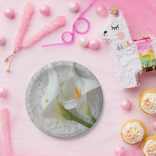 Calla lilies op witte texturen papieren bordje (Feest)