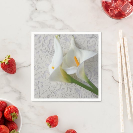 Calla lilies op witte texturen servet (Insitu)