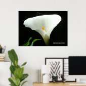 Calla Lily in het zwart Poster (Thuiskantoor)