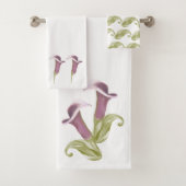 Calla Lily Nightlife Illustratin Pattern Bad Handdoek (Insitu)