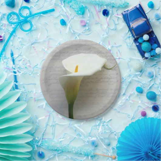 Calla lily op oud manuscript papieren bordje (Feest)