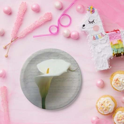 Calla lily op oud manuscript papieren bordje (Feest)