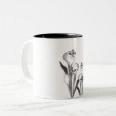 Calla lily schetst koffie mok zwart-wit (Voorkant links)
