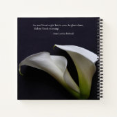 Calla's op een donkere achtergrond notitieboek (Achterkant)