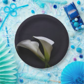 Calla's op een donkere achtergrond papieren bordje (Feest)