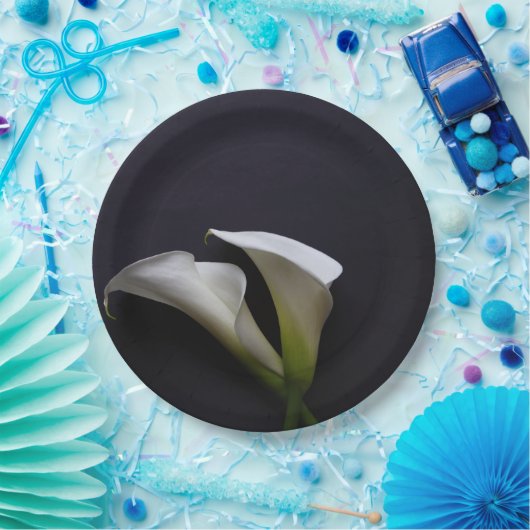 Calla's op een donkere achtergrond papieren bordje (Feest)