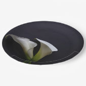 Calla's op een donkere achtergrond papieren bordje (Gekanteld)