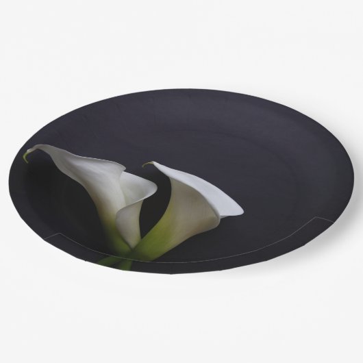 Calla's op een donkere achtergrond papieren bordje (Gekanteld)