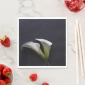 Calla's op een donkere achtergrond servet (Insitu)