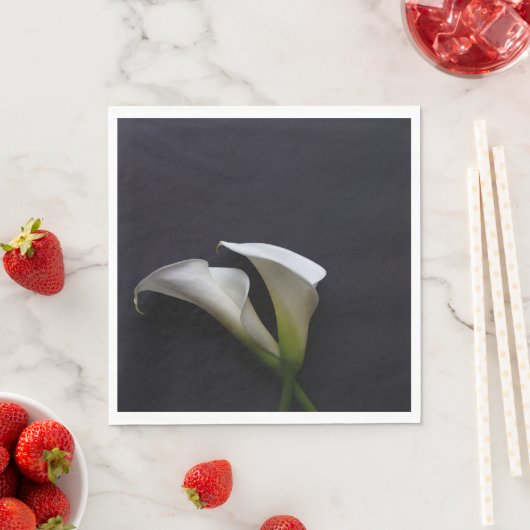 Calla's op een donkere achtergrond servet (Insitu)