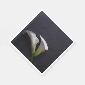 Calla's op een donkere achtergrond servet (Hoek)