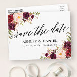 Calligrafie Burgundy Floral bespaart de datum Briefkaart<br><div class="desc">Moderne elegante kalligrafie,  Waterverf Burgundy Floral Wedding Save the Date Briefkaart</div>
