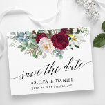 Calligrafie Burgundy Floral Greenery bespaart de d Briefkaart<br><div class="desc">Moderne kalligrafie script,  Elegant Waterverf Burgundy Floral Greenery Verloving Announcement Wedding Save The Date Briefkaart omvat peonies,  eucalyptusbladeren en andere prachtige groenery.</div>